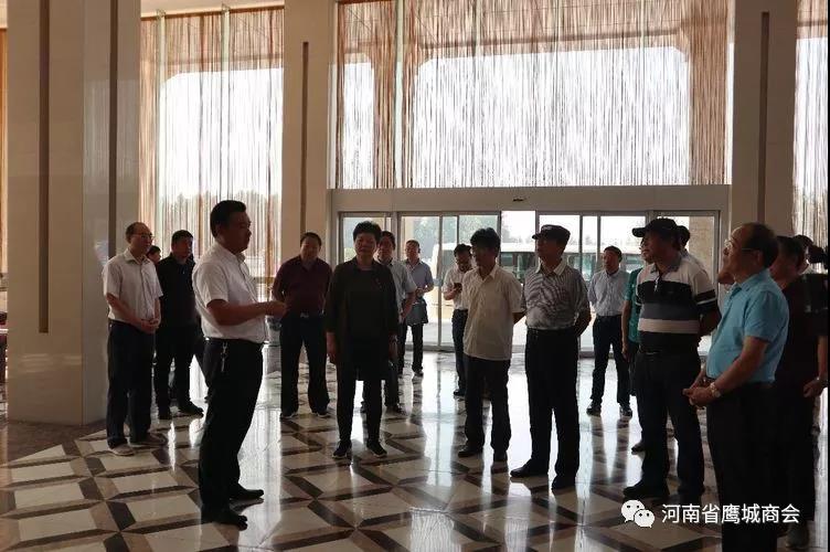 1529462242106962.jpg 河南省鹰城商会副会长、河南国润牧业集团有限公司董事长魏建冬对其公司的发展情况向调研组进行详细的介绍.jpg