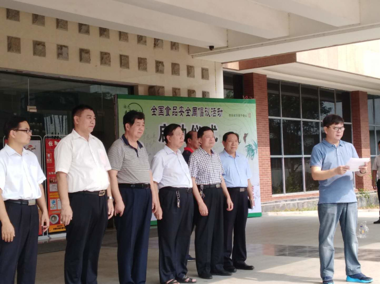 1532917415453404.jpg 河南省鹰城商会副会长、河南省鹰城商会平顶山餐饮专业委员会会长发表讲话.jpg