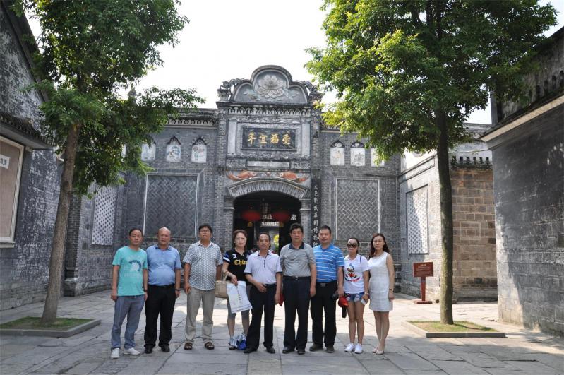 高德领顾问（右四）带领商会会员在刘氏庄园纪念馆合影留念.jpg
