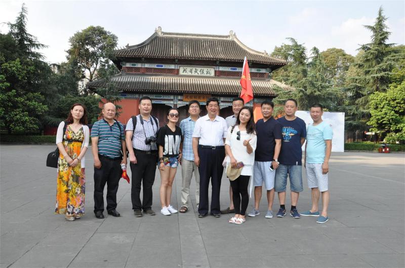 高德领顾问（左六）与商会考察团一行人在武侯祠合影留念.jpg