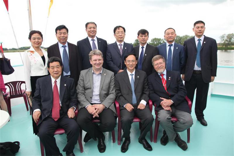 德国劳恩堡市市长和副市长与考察团部分成员合影.jpg