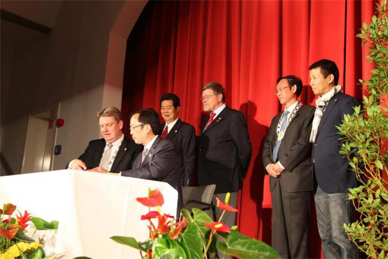 王献军会长与提德市长签订养老康复项目合作协议.jpg