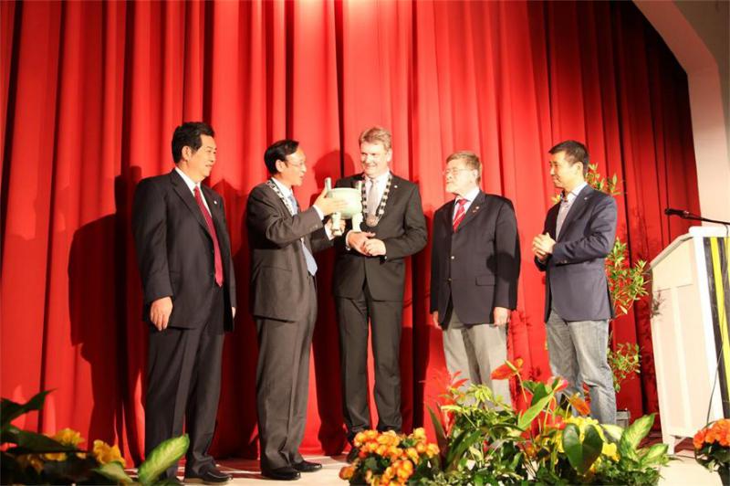 张市长与提德市长在平顶山市与劳恩堡市正式缔结友好城市签字仪式上互赠礼物.jpg