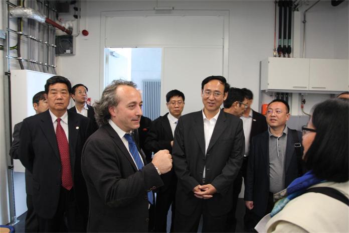 考察团成员参观机器人实验室.jpg