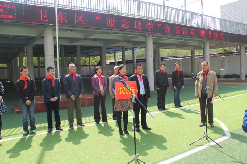胡万涛（前左二）代表其万瑞集团捐助一万元的书籍和学习用品.jpg