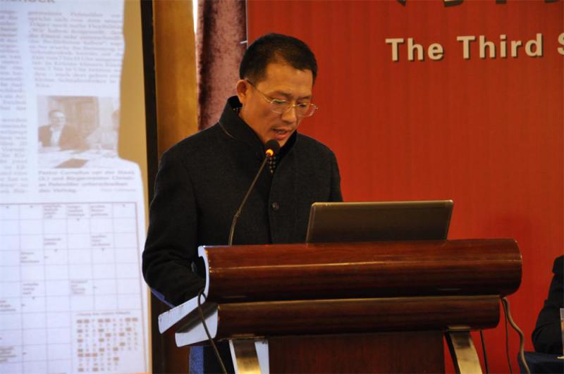 河南省鹰城商会常务副秘书长耿保全宣读2014年度优秀会员企业名单.jpg