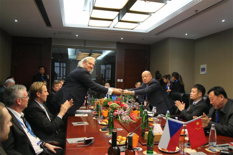 捷克中亚贸易商会的会长Jiri先生（左）赠送河南省鹰城商会常务副会长张友伦（右）礼物.jpg