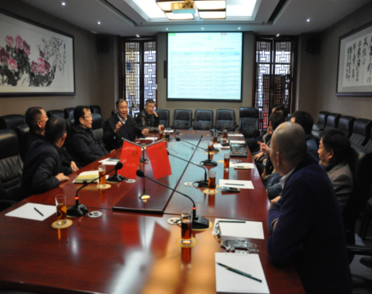 曹二虎副会长（左四）发表关于投资的建议.jpg