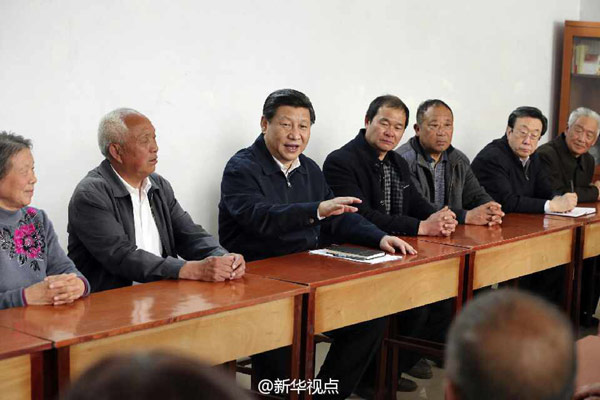 习近平在听几位村民和村干部发言.jpg