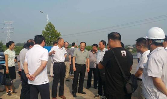 副市长魏建平（左二）、市政协副主席张弓（左一）等到高铁项目工地调研.jpg