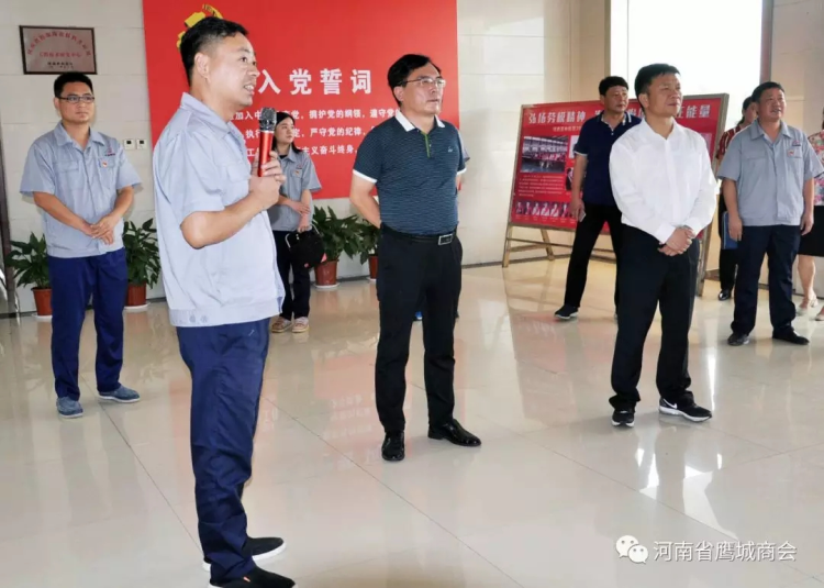 河南亚坤实业集团党委副书记史海峰向调研组领导领导胡建杰（左二）一行介绍亚坤党建发展历程.webp.png