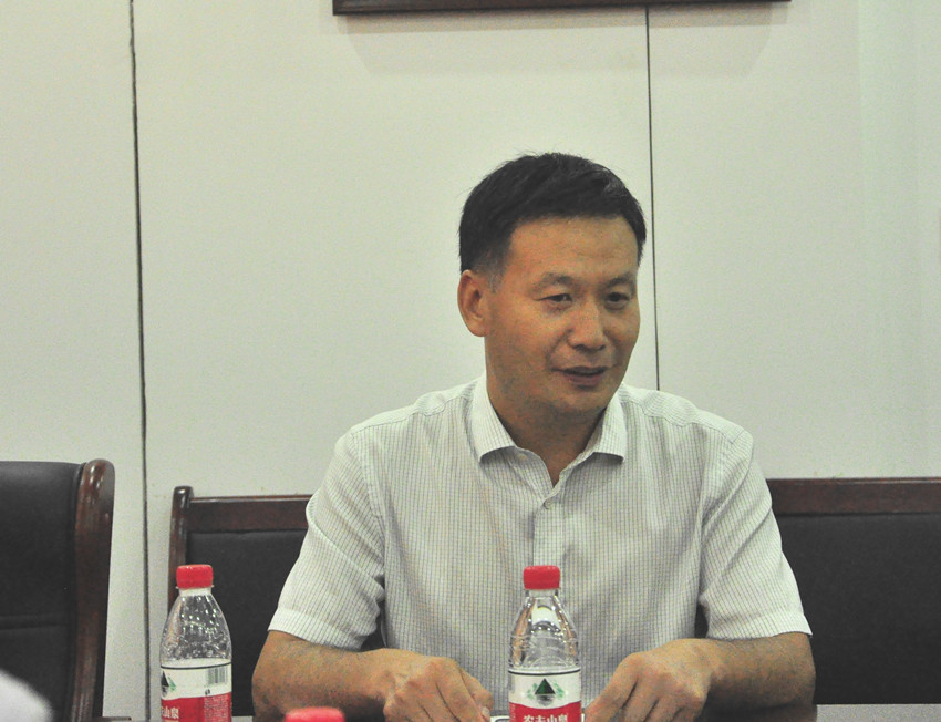 宣传委员吴延召主持会议.jpg