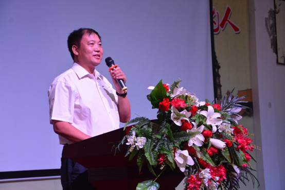 副会长曹二虎在毕业典礼上致辞.jpg