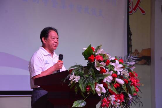 县关工委主席胡成义在毕业典礼上致辞.jpg