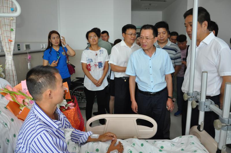01慰问团一行前往病房看望维和部队伤员吴乐上士，常务副秘书长耿保全代表商会慰问团向吴乐上士致以问候和祝福_看图王.jpg